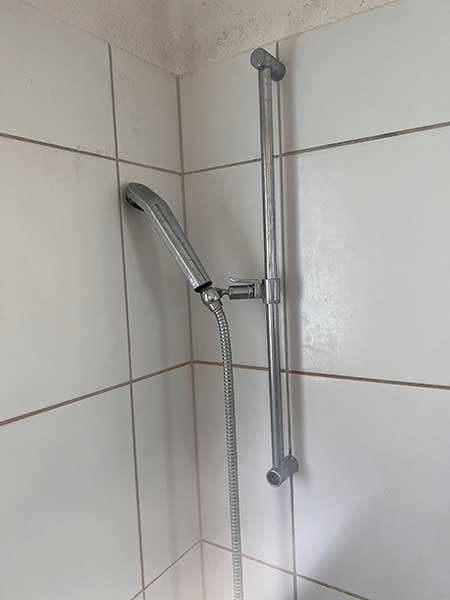 Dusche mit Armatur und Brausestange, vorher