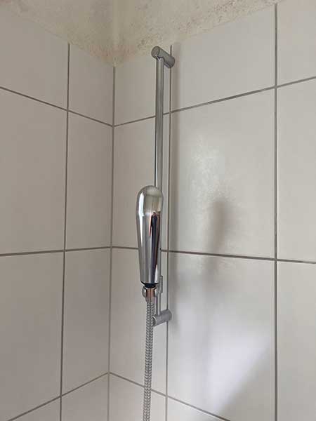 Dusche mit Armatur und Brausestange, nachher