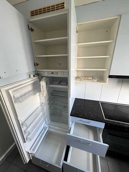 Küche mit Kühlschrank und Auszügen, nachher