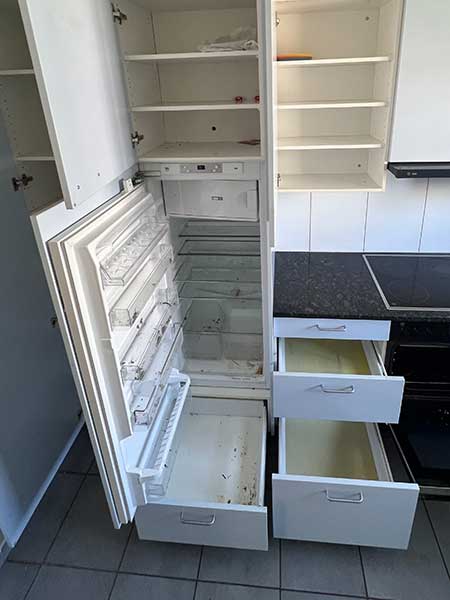 Küche mit Kühlschrank und Auszügen, vorher