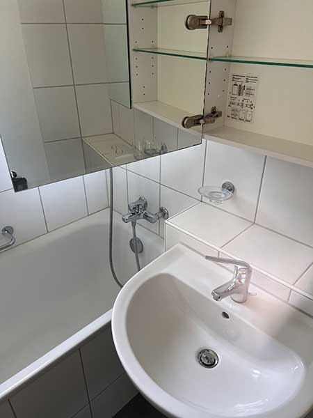 Badezimmer mit Waschtisch und Badewanne, nachher