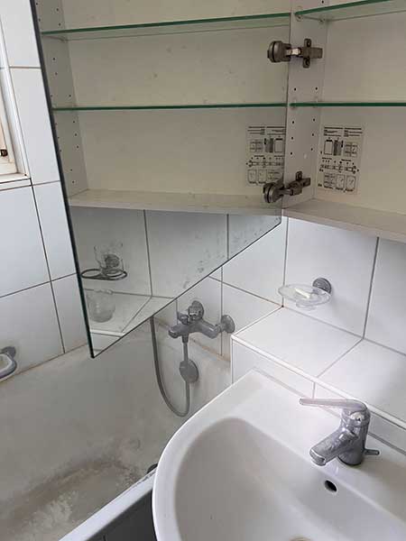 Badezimmer mit Waschtisch und Badewanne, vorher